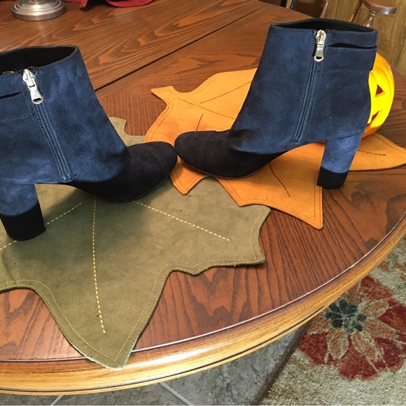 Gorgeous Ann Taylor 8M black suede side zip booties. A steal at this price - Picture 13 of 15